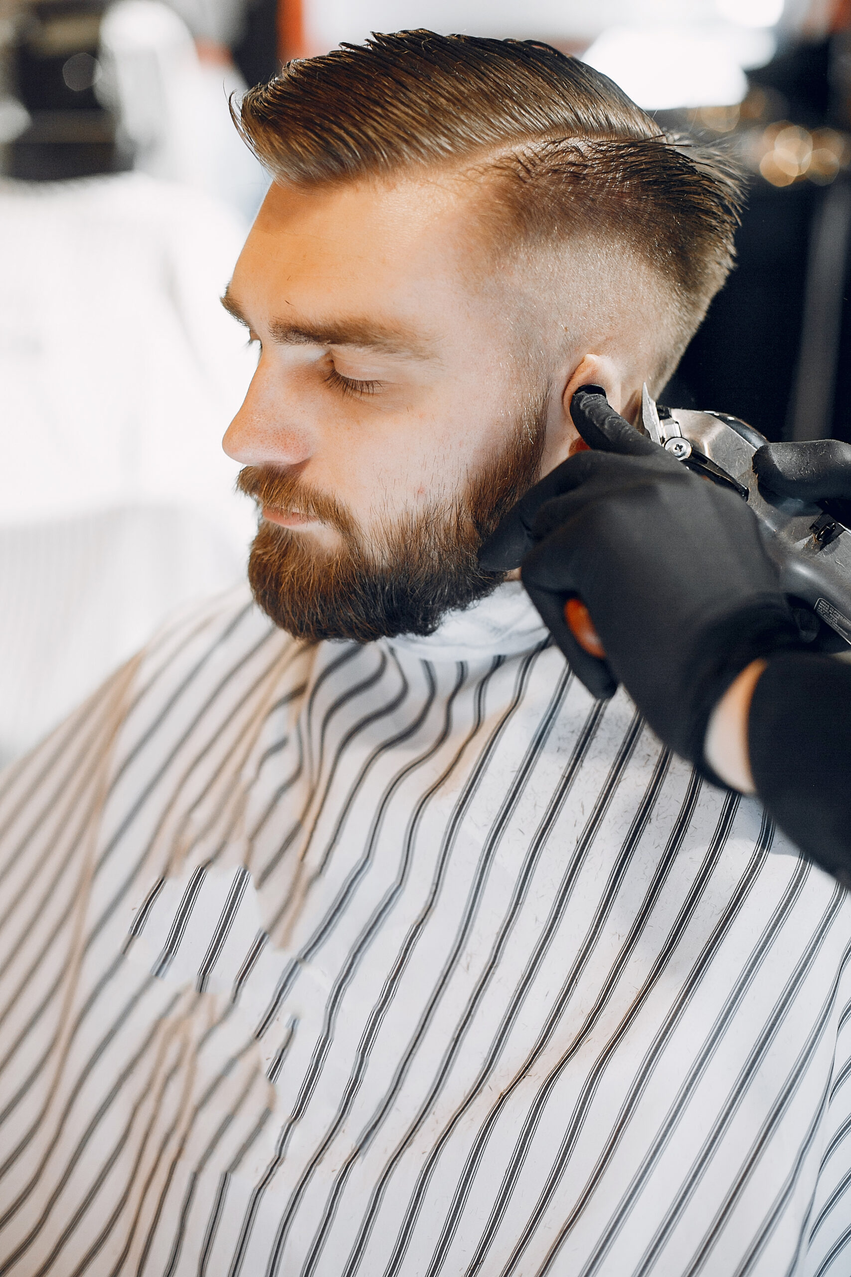 Hombre elegante sentado en una barbería